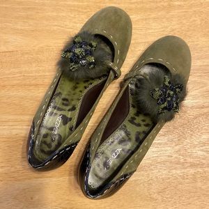 APEPAZZA Green Suede Leather Stitched Kitten Heel and Flower w/Feathers